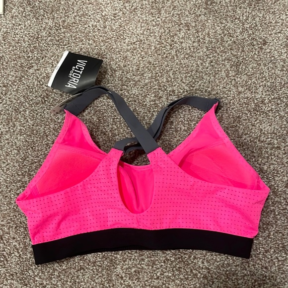 BNWT! Victoria’s Secret Lightweight Sport bra 32B - Picture 2 of 2